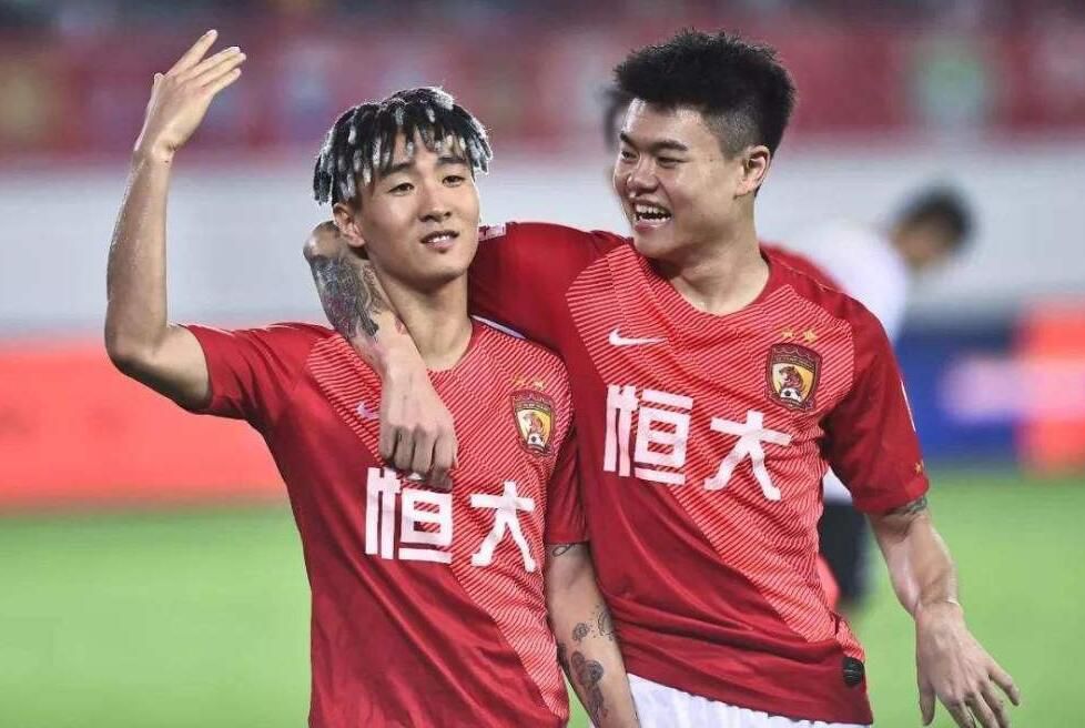 吉尔•切恩（卡梅丽塔•杰拉蒂饰）是来应征天堂花圃剧院的跳舞演员，她和歌舞女郎帕齐•布拉德（弗吉尼亚•瓦利饰）成了好伴侣。后者说服剧院司理（格奥尔格•施内尔饰）给吉尔一个机遇，吉尔凭仗本身的勇气和才调被登科了，并成了一名年长的俄国王子（卡尔•法尔肯贝格）的女友。吉尔的未婚夫休•菲尔丁（约翰•斯图尔特饰）和伴侣莱维特（迈尔斯•曼德饰）来到剧院，然后休往远东淘金。帕奇被莱维特迷住想和他成婚，但莱维特丢弃她往找休。帕奇固然难熬，但得知莱维特生病的动静仍是顿时跑往赐顾帮衬他，觉察他和本地一个女孩（妮塔•纳尔逊饰）住在一路。莱维特将女孩赶走要求帕奇留下，但帕奇谢绝了莱维特的无理要求，她转而赐顾帮衬也在本地生病的休•菲尔丁。莱维特淹死了本地女孩，在幻觉中觉得看到了鬼魂，当他用剑进犯帕奇的时辰，为他们治病的英国大夫实时用枪打死了莱维特。帕奇和休一路回到了伦敦。